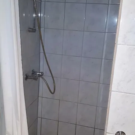 Stoppher Kvamskogen بيت ضيافة *